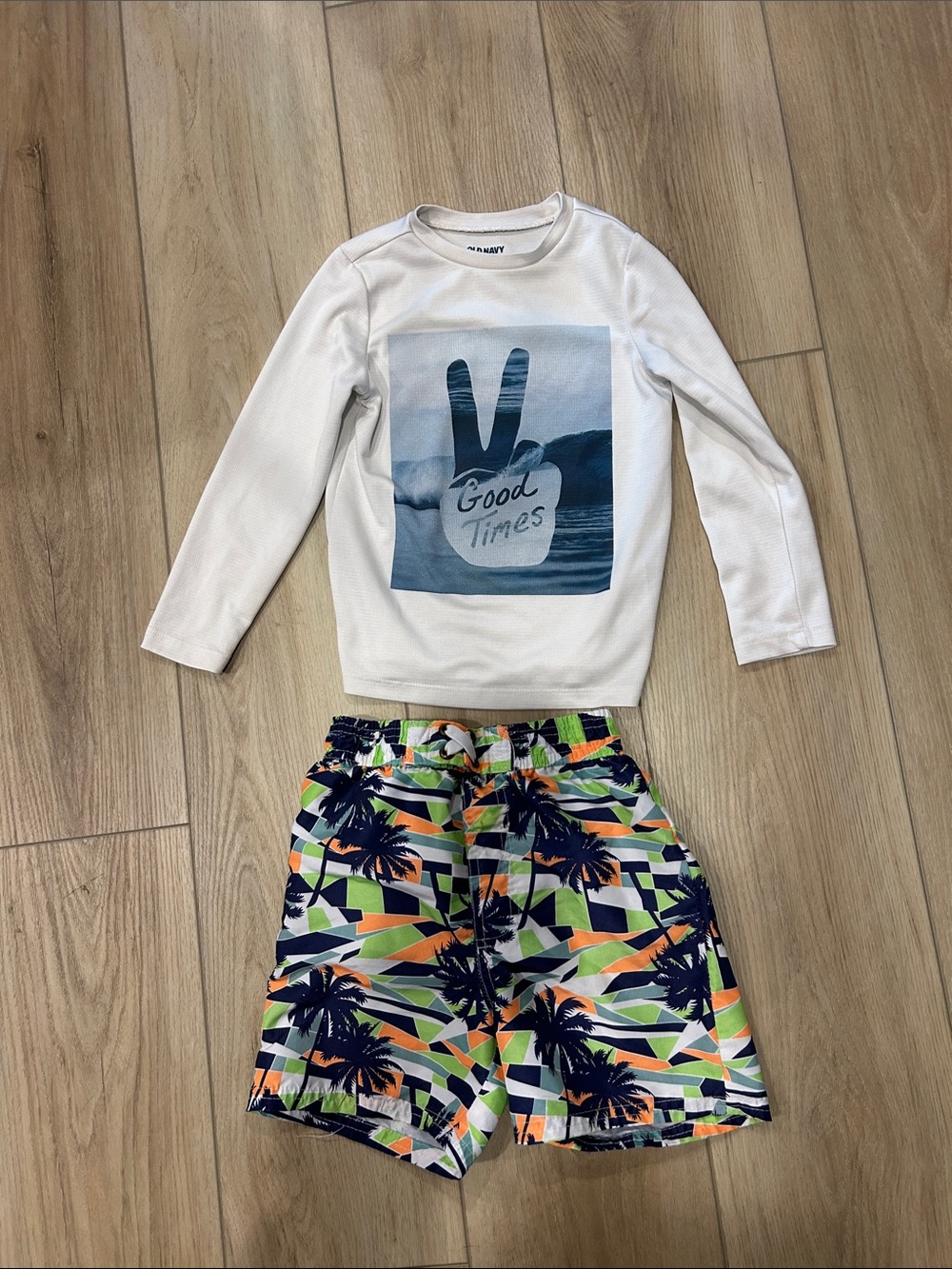 Old Navy Kids White Long-Sleeve Rashguard with Blue Graphic size 5